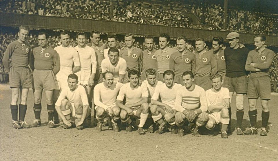 Spoločná fotka tímov Ferencvárosu a ŠK Bratislava v roku 1946 v Budapešti.