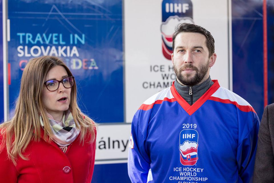 Riaditeľka komunikácie MS 2019 v ľadovom hokeji Michaela Grendelová a slovenský hokejový reprezentant Ján Laco.