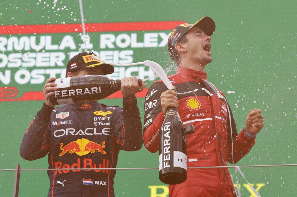 Max Verstappen a Charles Leclerc na stupni víťazov Veľkej ceny Rakúska