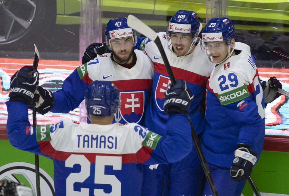 MS v hokeji 2022: Slovensko - Nemecko ( Alex Tamáši, Mário Lunter, Kristián Pospíšil a Michal Ivan sa tešia po strelení gólu)