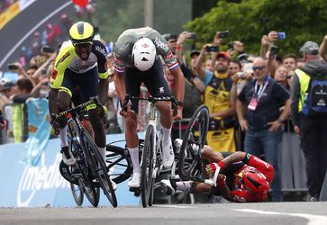 Giro: Víťazom úvodnej etapy sa stal Mathieu van der Poel, záver poznačil tvrdý pád Ewana