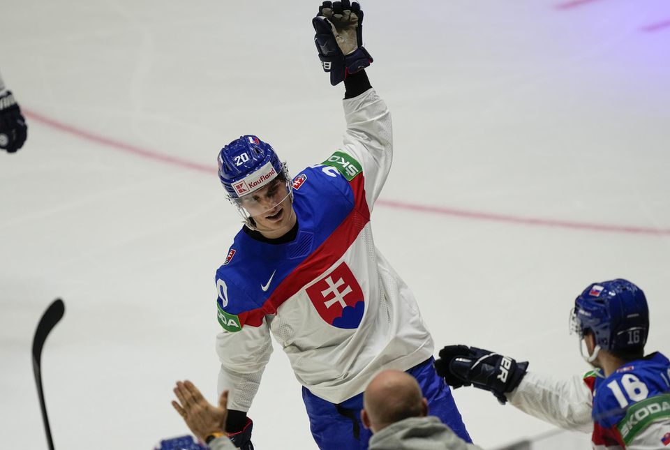 MS v hokeji 2022: Juraj Slafkovský sa teší z gólu proti Švajčiarsku.