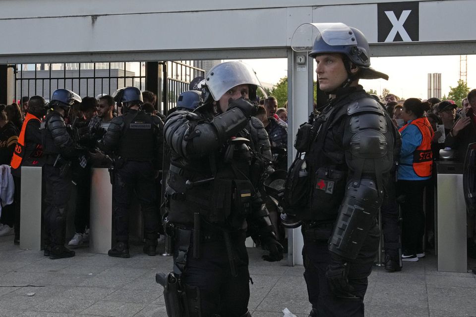Francúzski policajti pred Stade de France.
