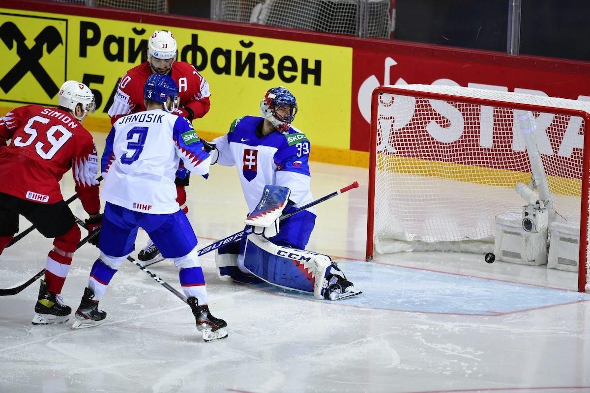 MS v hokeji: Švajčiarsko - Slovensko (Július Hudáček inkasuje druhý gól, vľavo Dario Simion)