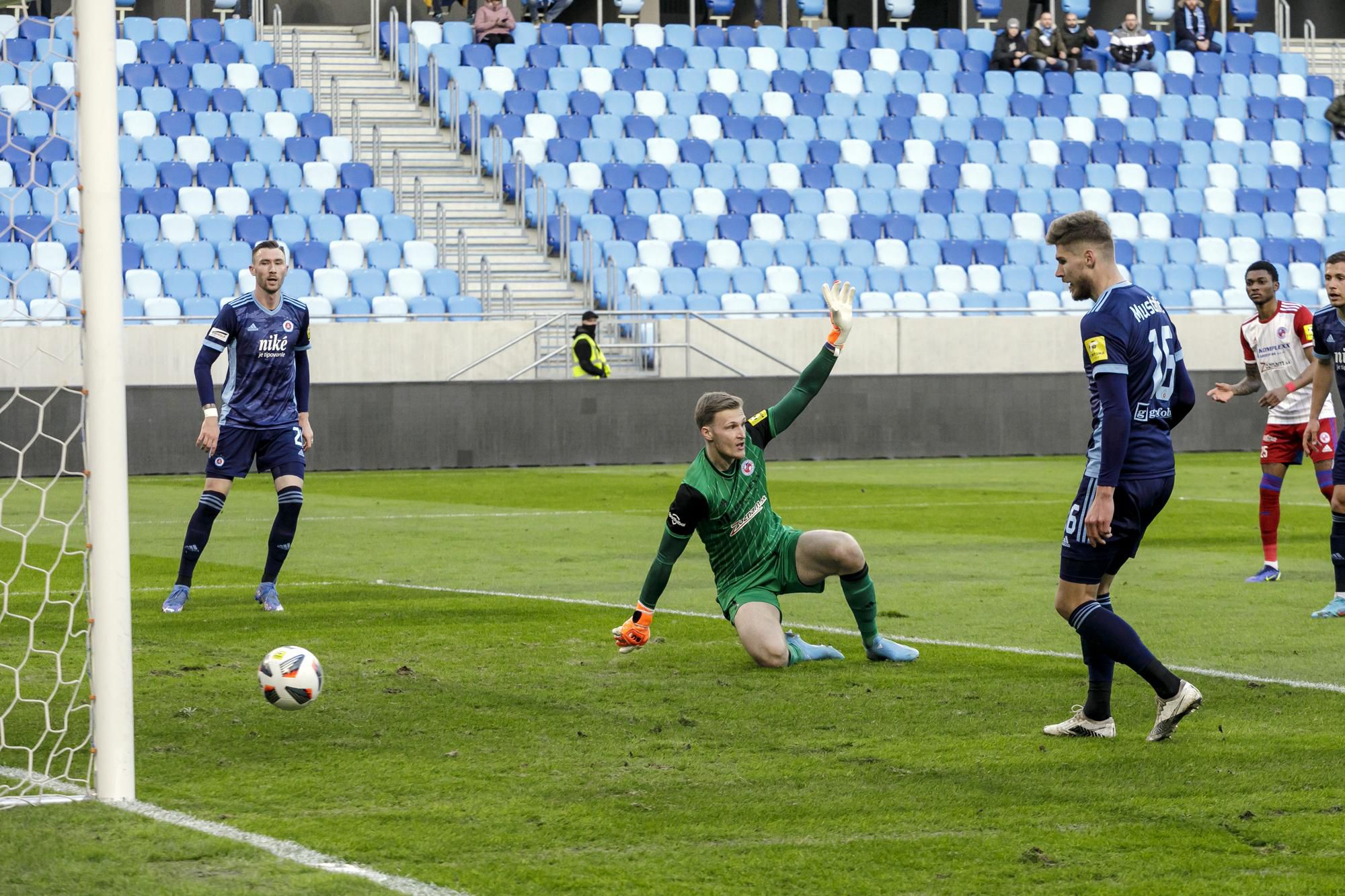 Alen Mustafič (16) skóruje proti Senici.