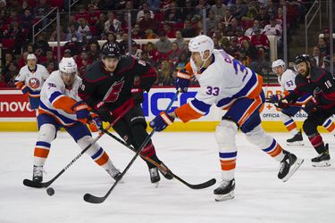 Islanders s Chárom víťazne na ľade Caroliny, Černákova Tampa doma nestačila na Boston