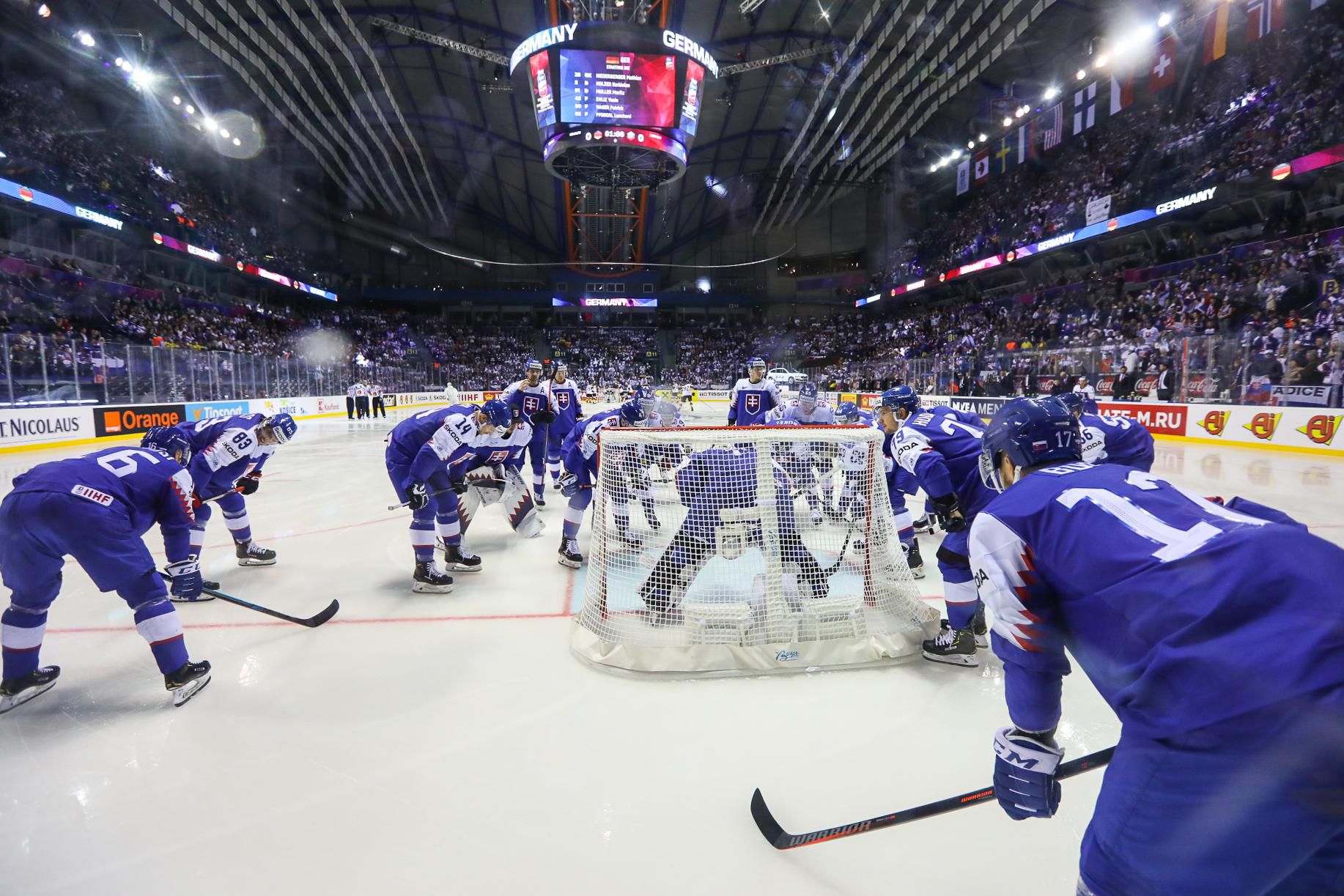 Hráči Slovenska v Steel Aréne pred zápasom s Nemeckom.