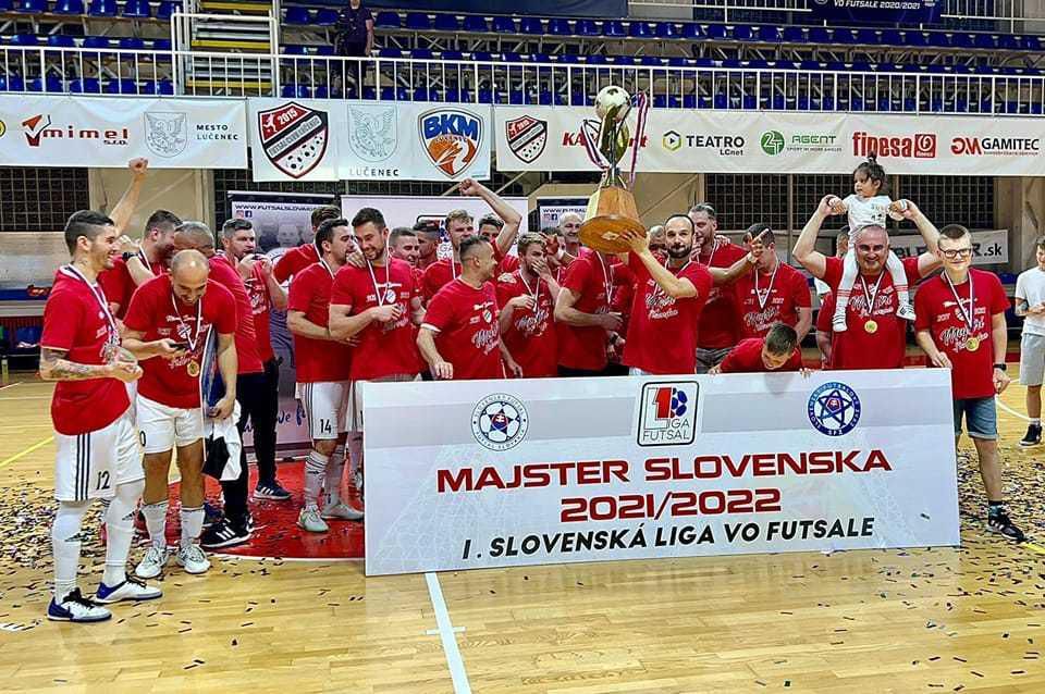 Futsalisti MIMEL-u Lučenec oslavujú titul