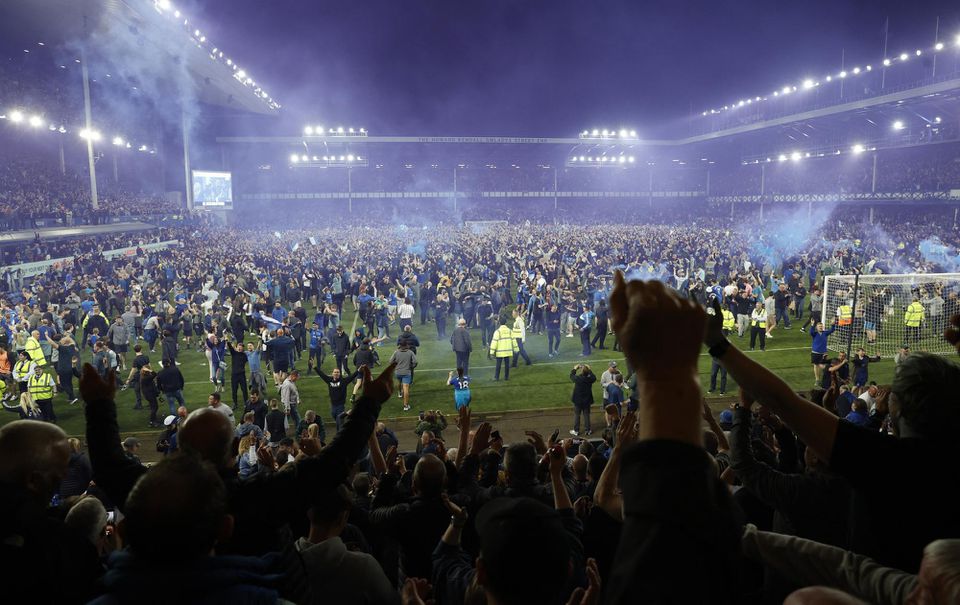 Everton - fanúšikovia po záchrane v Premier League vybehli oslavovať na ihrisko