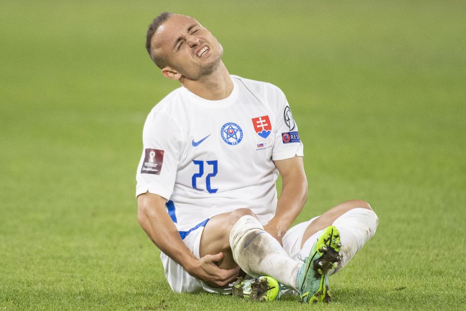 Stanislav Lobotka s poraneným pravým stehenným svalom septembrovom zápase proti Cypru