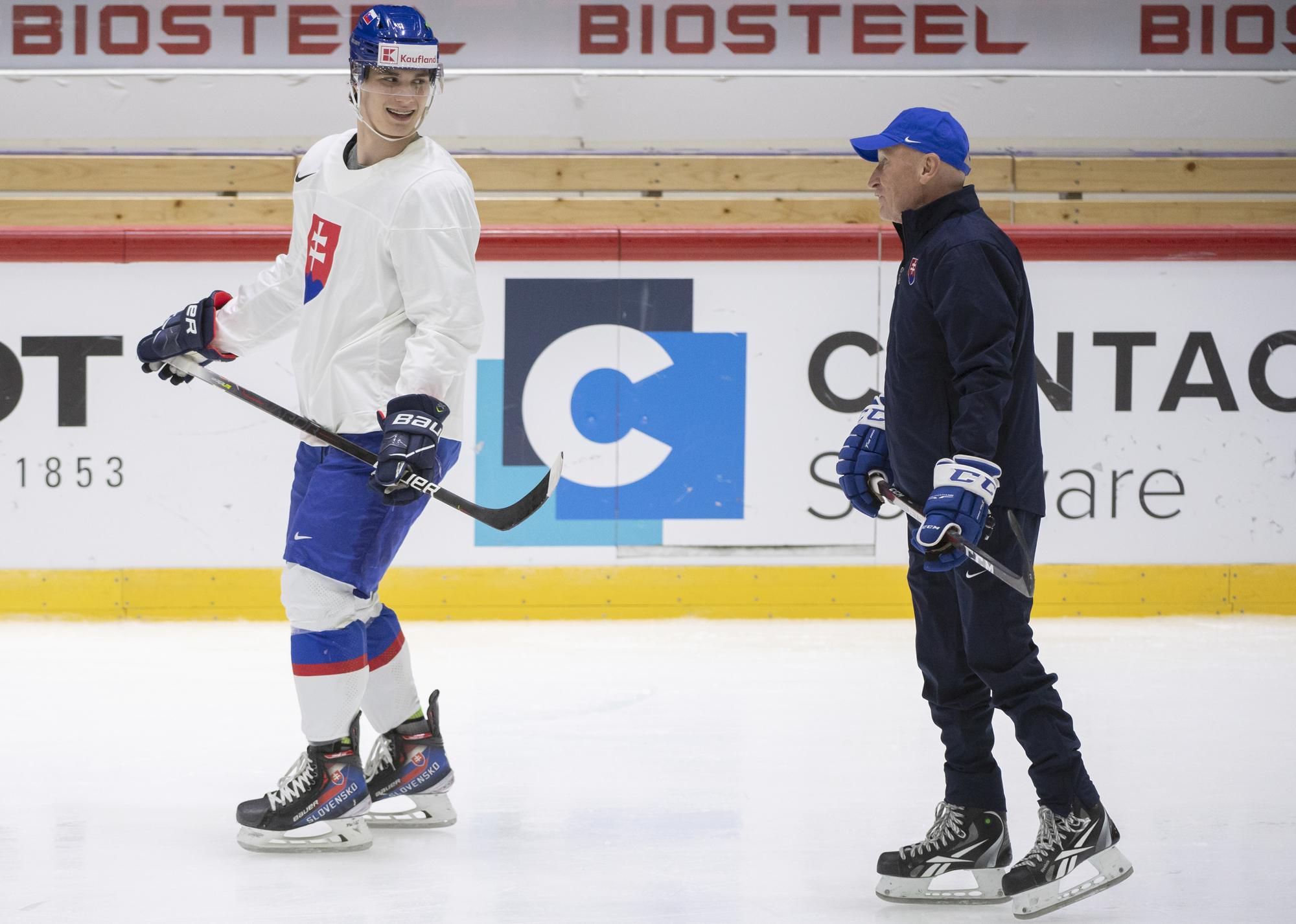 Juraj Slafkovský a reprezentačný tréner Craig Ramsay počas tréningu slovenskej hokejovej reprezentácie