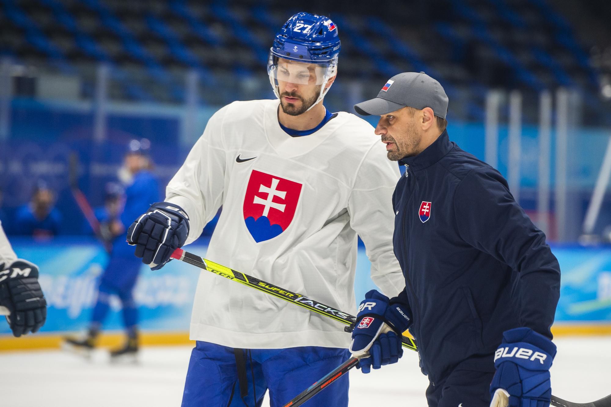 Hokejový útočník Slovenska Marek Hrivík a asistent trénera SR Ján Pardavý.