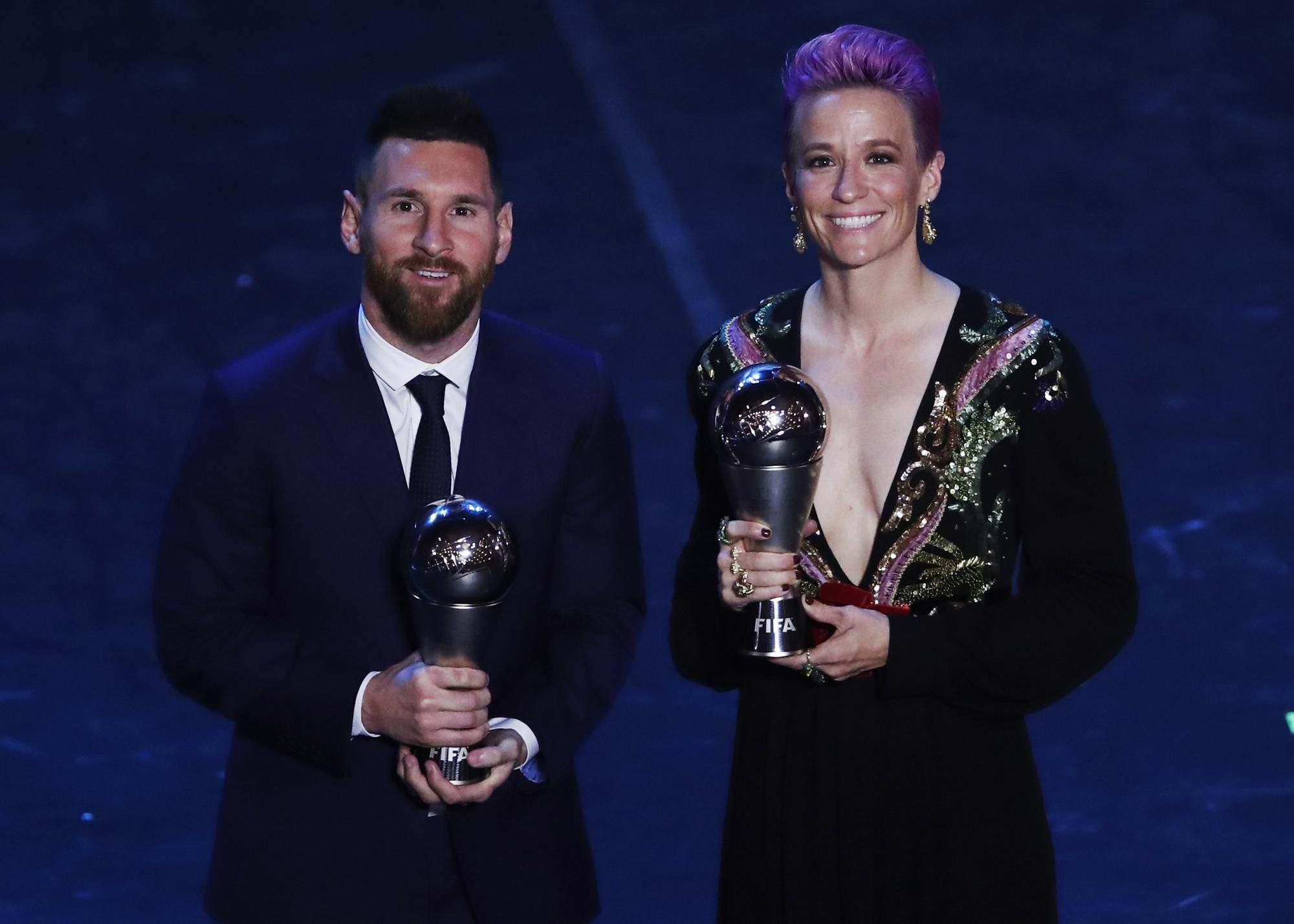 Ženská futbalová hviezda Megan Rapinoeová a Lionel Messi.