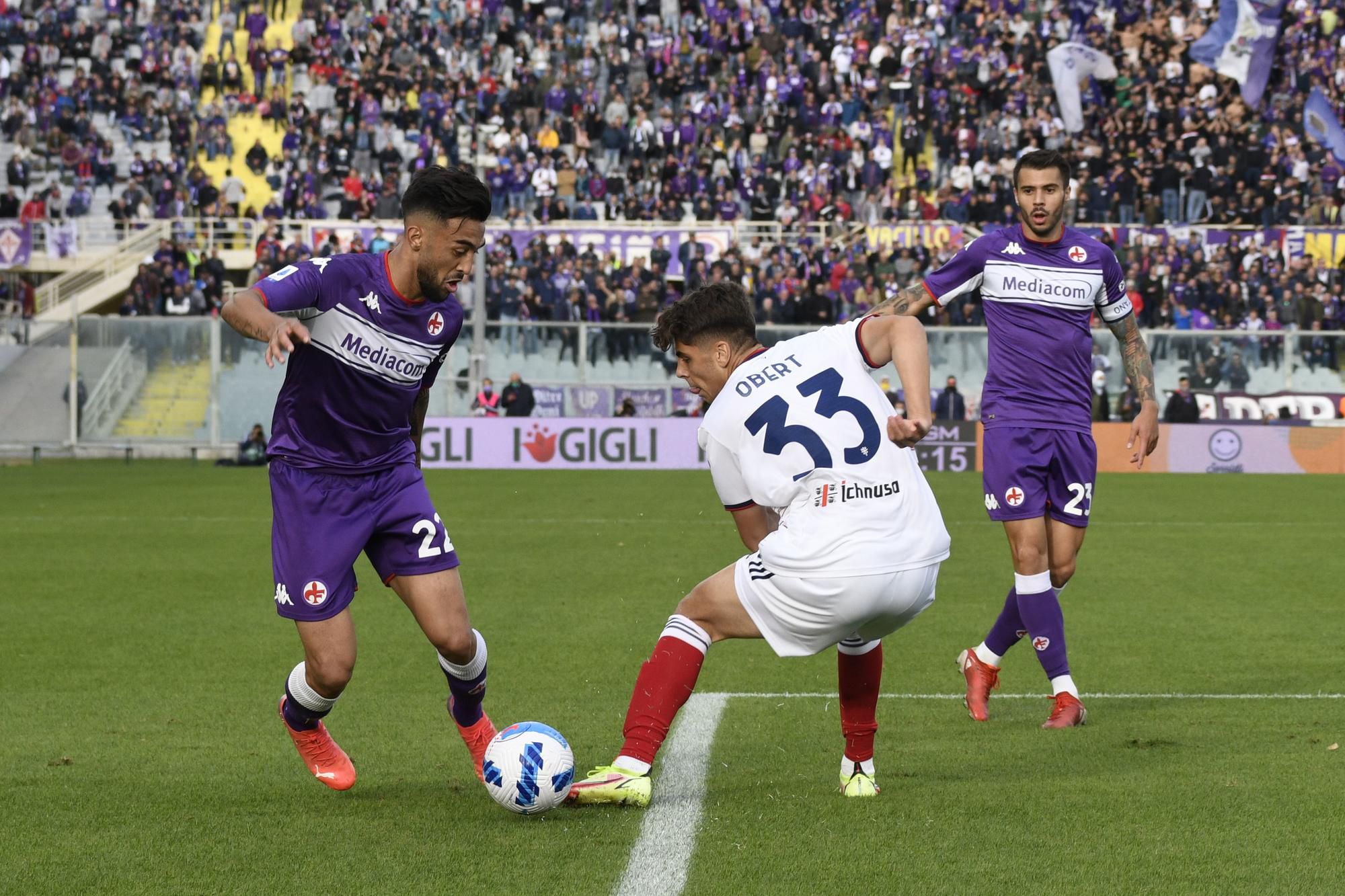 Adam Obert (33) proti Nicolásovi Gonzálezovi z Fiorentiny.