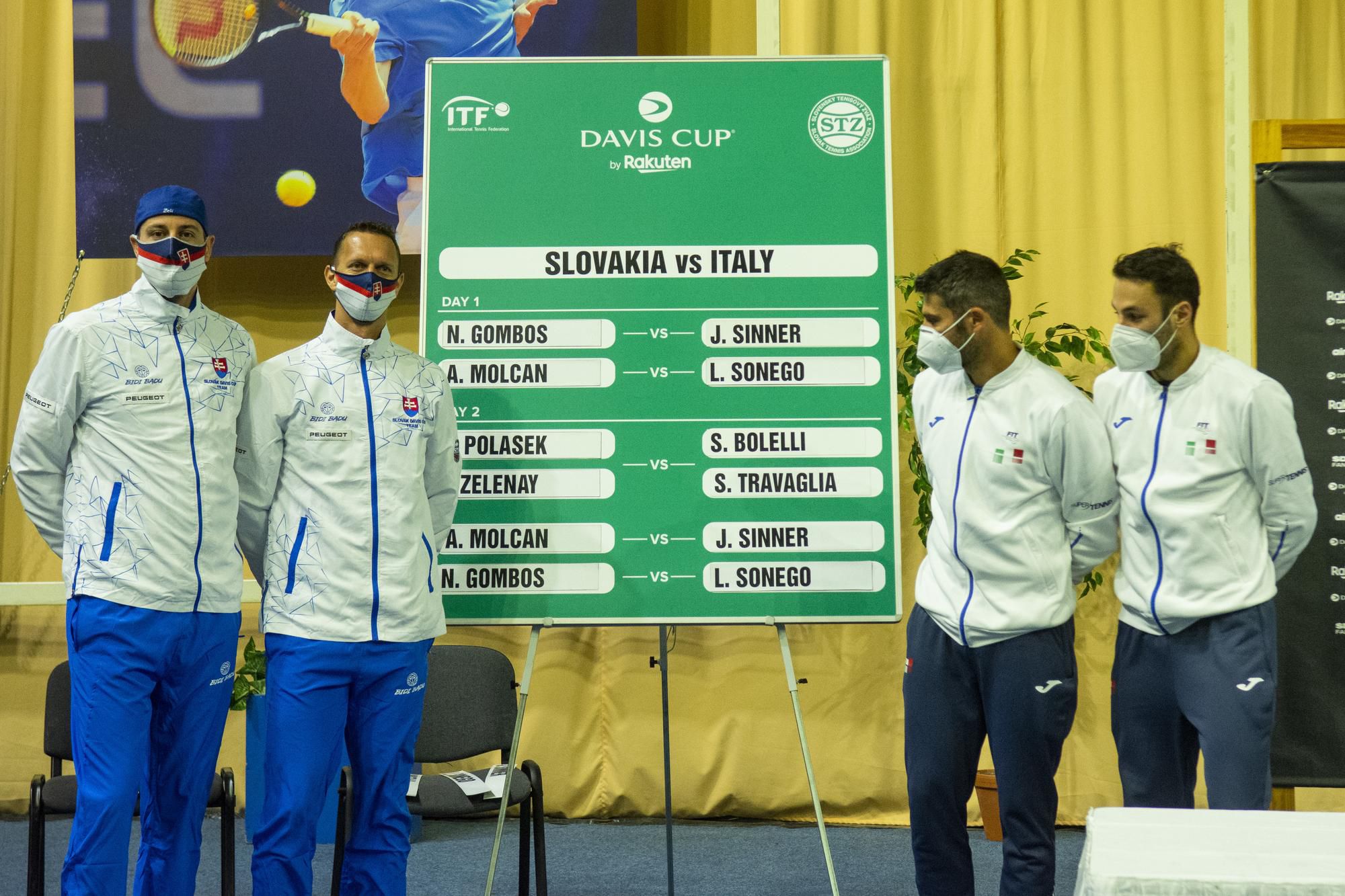 Slovenskí reprezentanti Igor Zelenay, Filip Polášek a Taliani Simone Bolelli a Stefano Travaglia