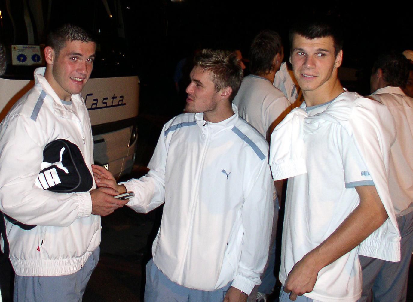 B. Fodrek, B. Obžera a J. Halenár sa radujú po postupe cez Partizan Belehrad v 3. predkole Ligy majtrov 23. augusta 2005.