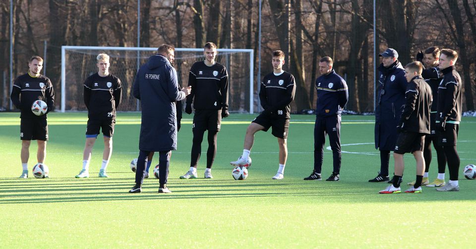 Futbalisti FK Pohronie počas úvodného zrazu zimnej prípravy.