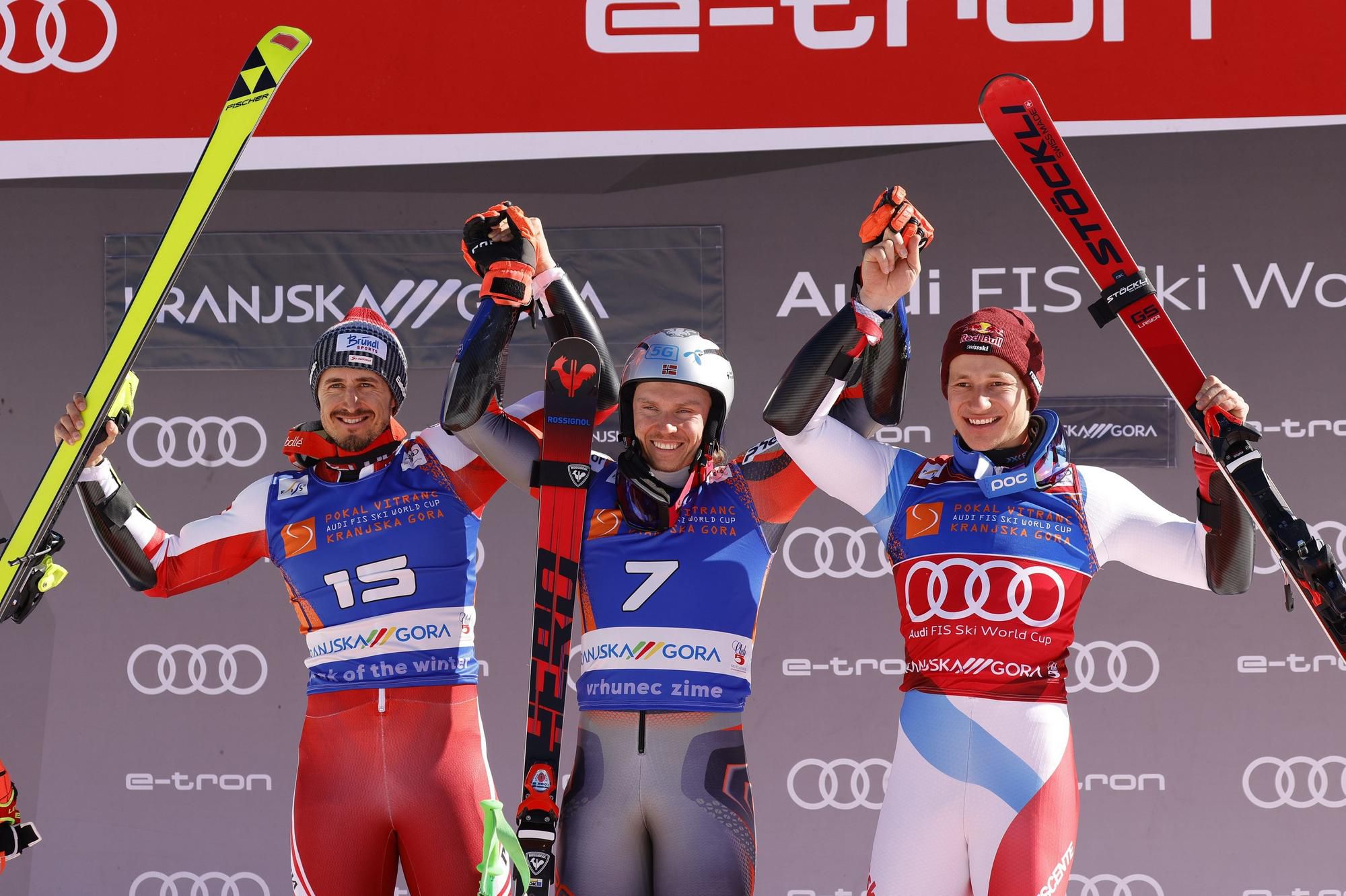 Henrik Kristoffersen (uprostred) sa teší po víťazstve v obrovskom  slalome Svetového pohára alpských lyžiarov v slovinskom stredisku Kranjska Gora v nedeľu 13. marca 2022. Druhý skončil Rakúšan Stefan Brennsteiner (vľavo), tretí bol Švajčiar Marco Odermatt (vpravo).