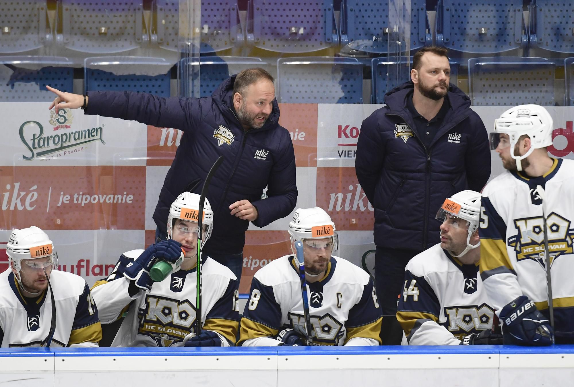 Vľavo tréner Slovana Róbert Döme, vpravo jeho asistent Andrej Podkonický, dole zľava Milan Kytnár, Jakub Urbánek, Michal Sersen, Juraj Valach a Matt MacKenzie.