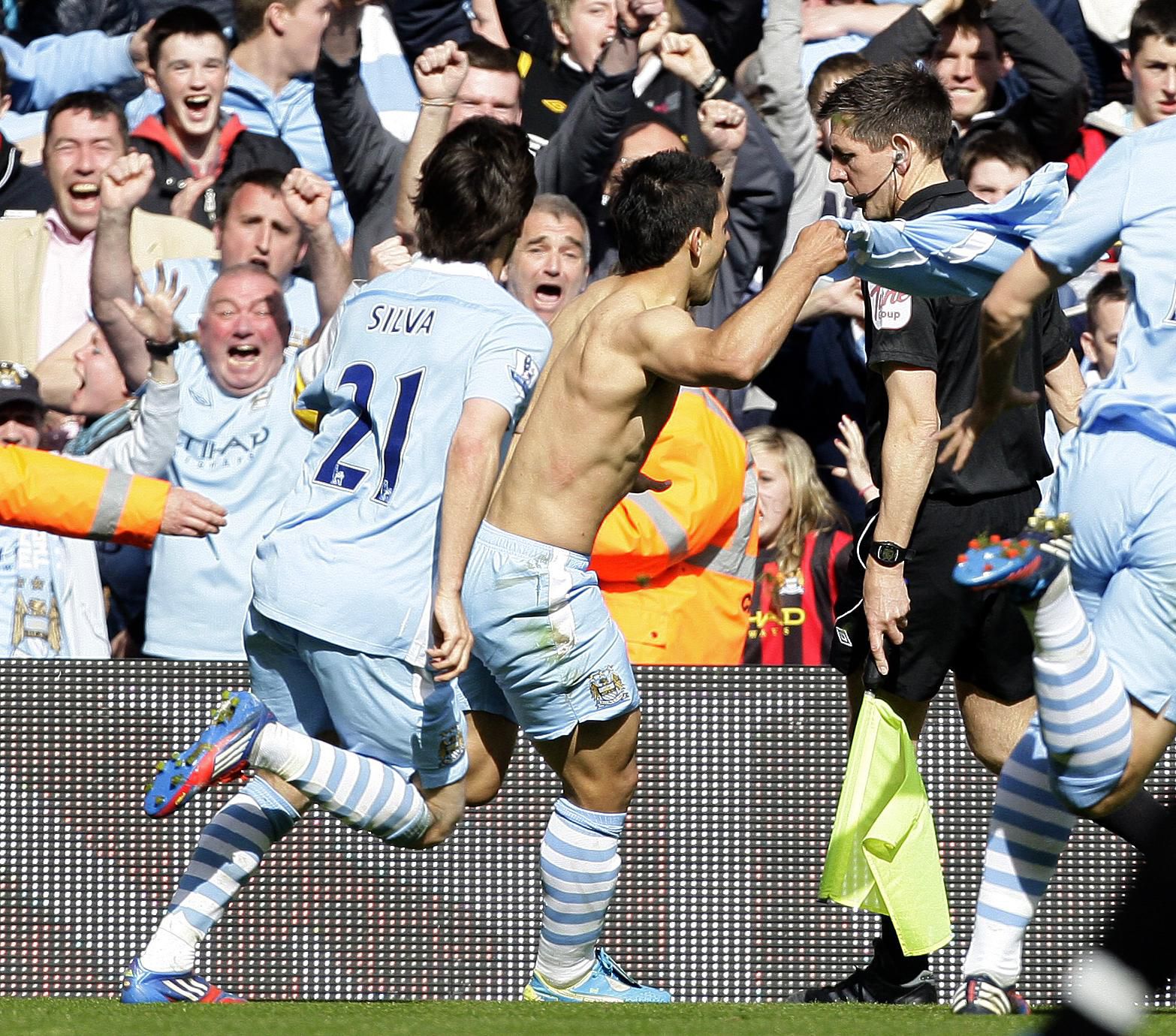 Sergio Agüero oslavuje gól v poslednej minúte zápasu, ktorý znamenal, že Manchester City vyhral v roku 2012 Premier League.