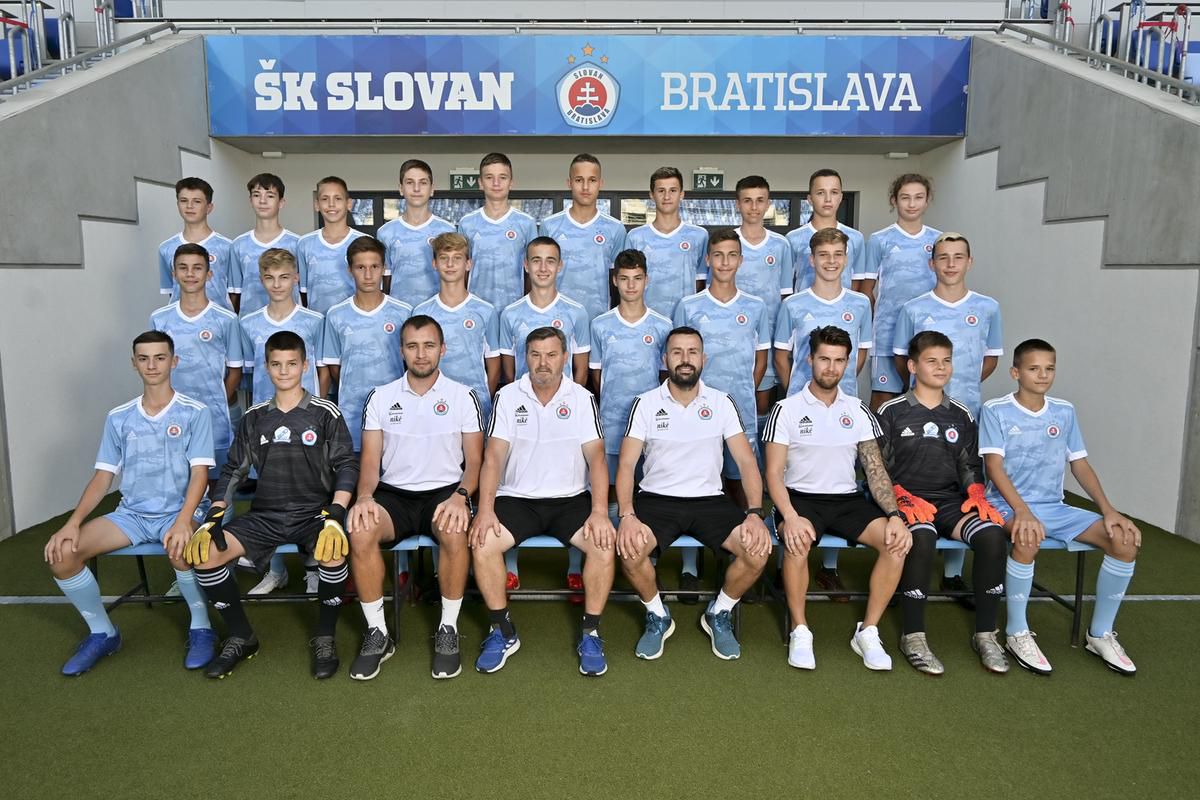 ŠK Slovan Bratislava, výber do 15 rokov. Tréner Attila Illés v spodnom rade, štvrtý z prava