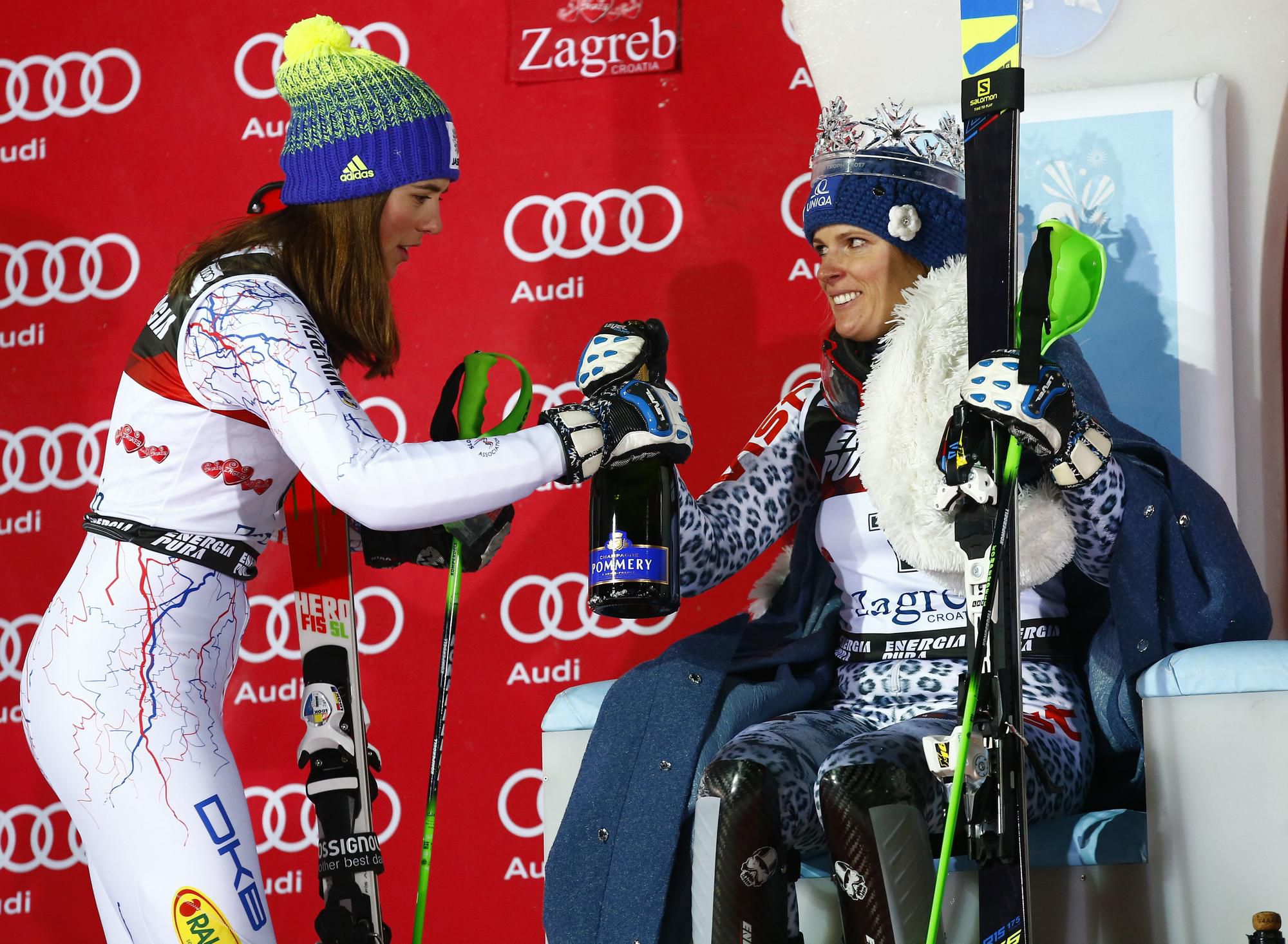 slovenské slalomárky zľava druhá Petra Vlhová a víťazka Veronika Velez-Zuzulová otvárajú šampanské na pódiu slalomu Svetového pohára