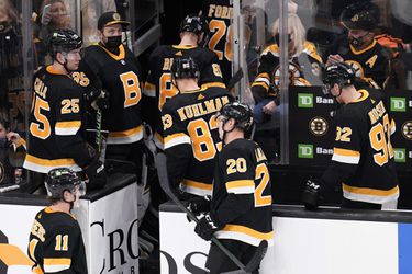 Ďalších troch hráčov Bostonu Bruins vyradil z hry koronavírus