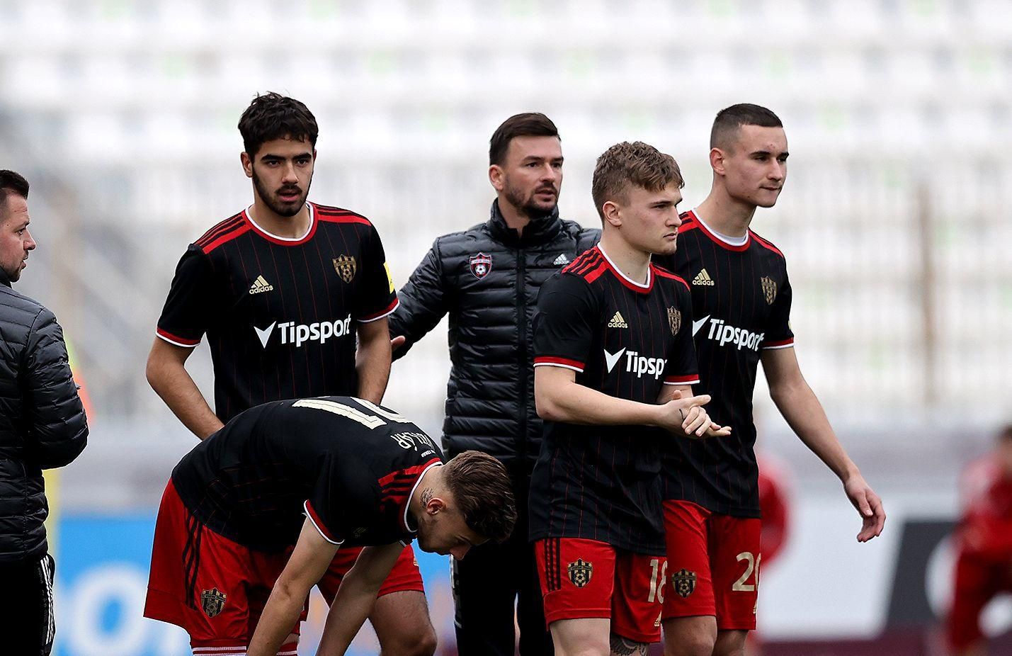 Michal Gašparík a mladí hráči Spartaka Trnava