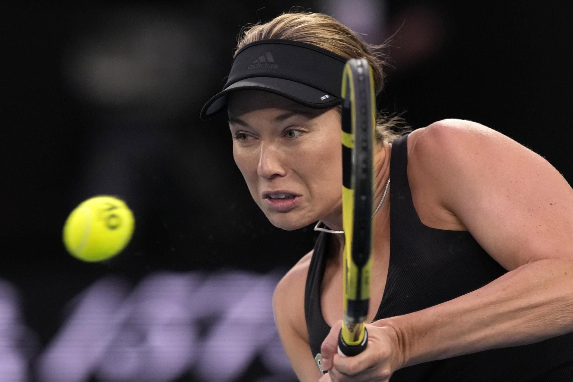 Danielle Collinsová odvracia loptičku Ashleigh Bartyovej vo finále na Australian Open.