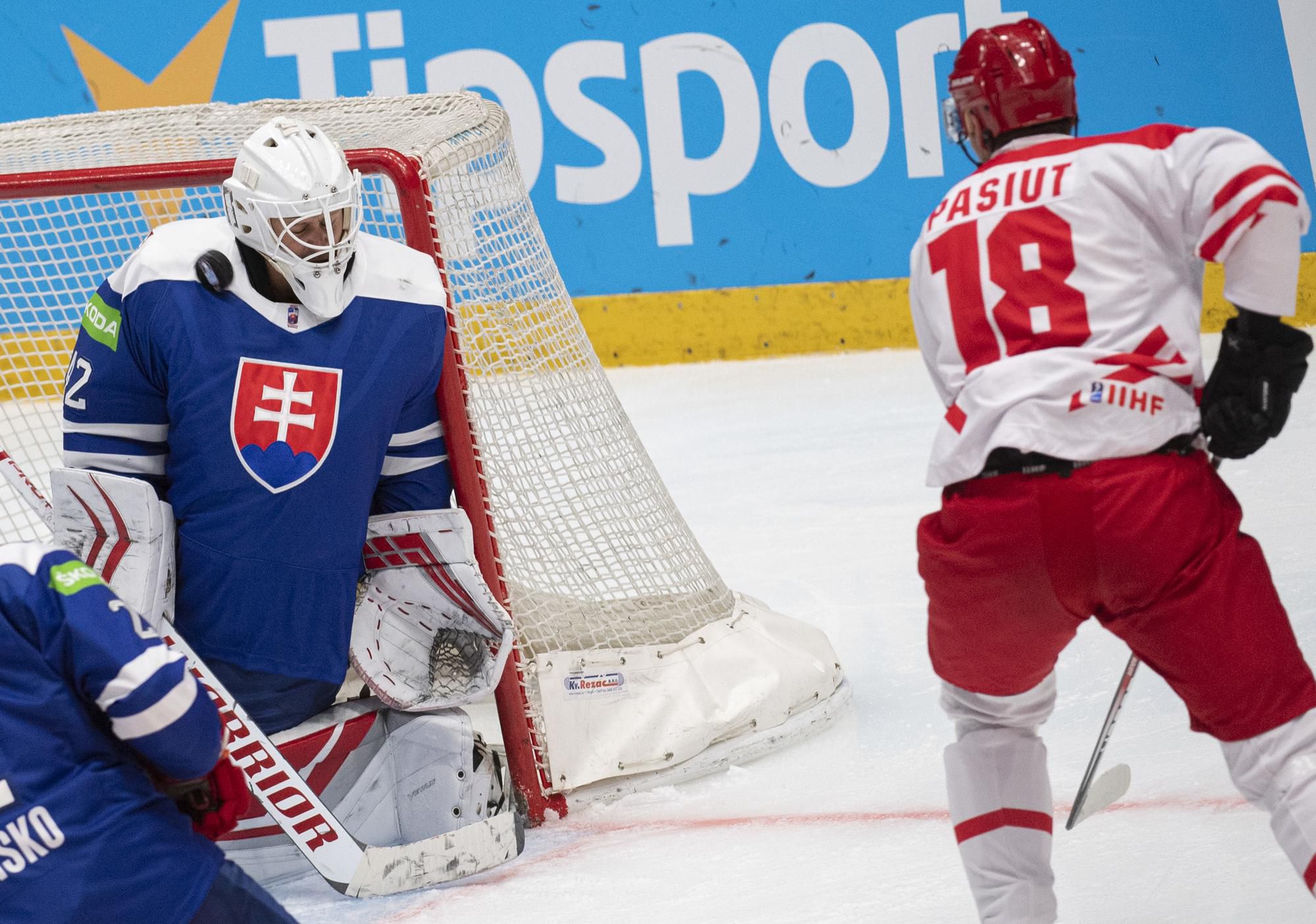 Kvalifikácia ZOH Peking 2022: Slovensko - Poľsko: brankár Branislav Konrád (Slovensko) a vpravo Grzegorz Pasiut (Poľsko)