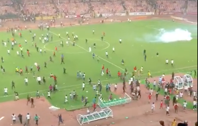 Šialené scény v Nigérii. Fanúšikovia demolovali štadión, v šatni zomrel antidopingový komisár