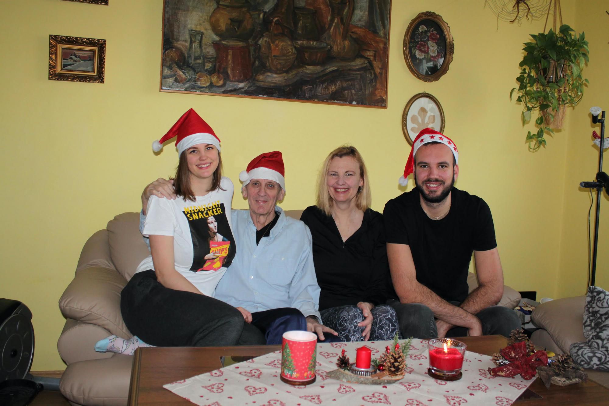 S najbližšími, ktorí mu najviac pomohli aj pomáhajú, v týchto dňoch v očakávaní Vianoc; zľava s dcérou Evou, manželkou Evou a synom Martinom.