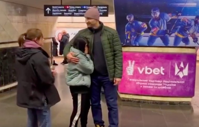 Kličkovci prišli podporiť civilné obyvateľstvo do kyjevskej stanice metra