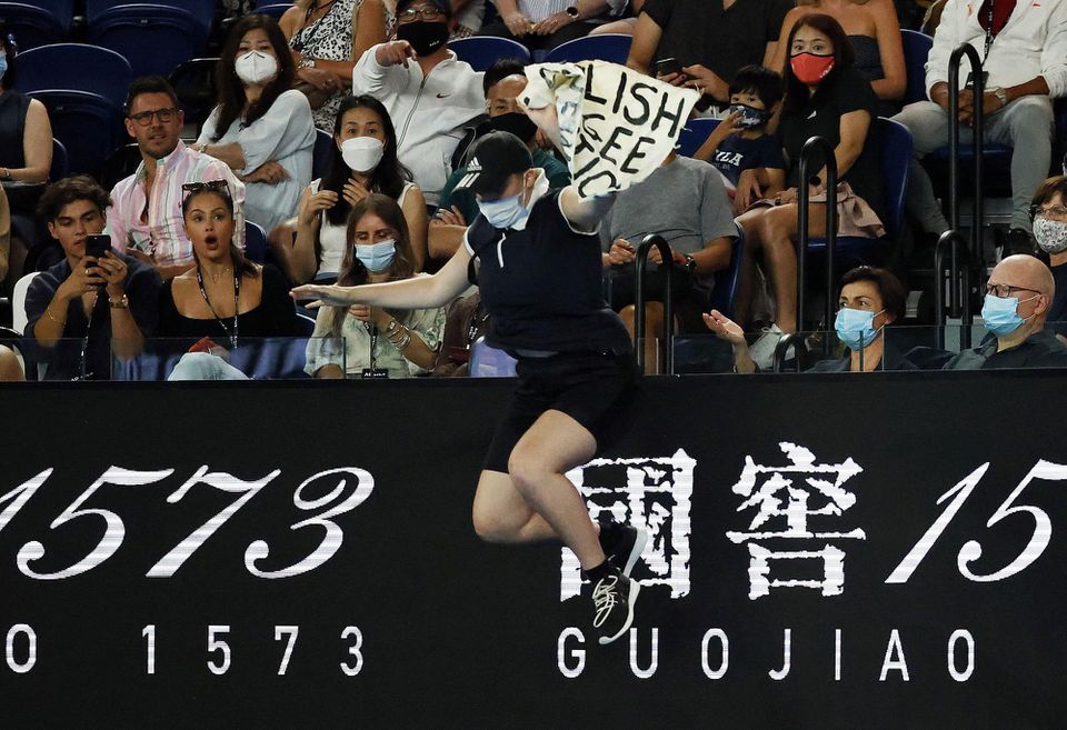 Finále mužskej dvojhry Australian Open narušila protestujúca žena