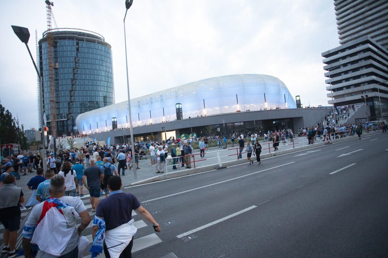 Fanúšikovia prichádzajú na štadión Tehelné Pole pred začiatkom prvého futbalového zápasu play-off Európskej ligy medzi ŠK Slovan Bratislava - PAOK Solún.