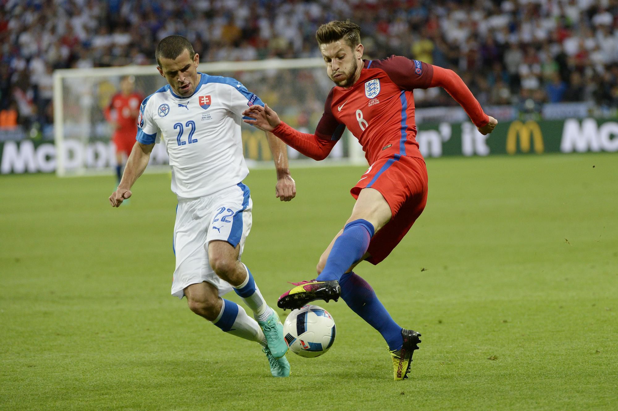 Viktor Pečovský a Adam Lallana (Anglicko) na EURO 2016