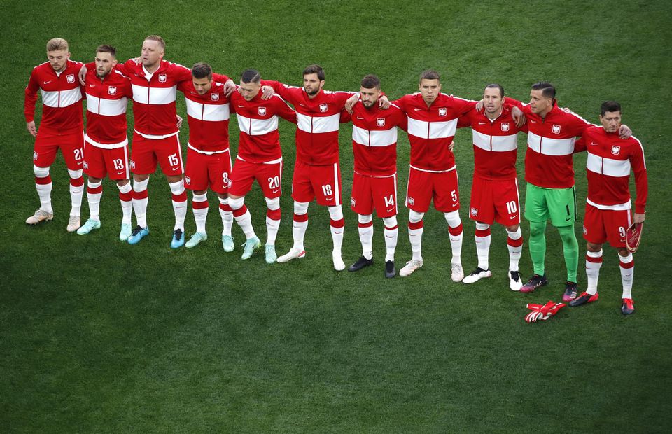 EURO 2020: Poľsko - Slovensko (Poľskí futbalisti počas hymny)