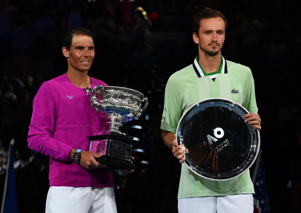 Rafael Nadal s trofejou z Australian Open a Daniil Medvedev.