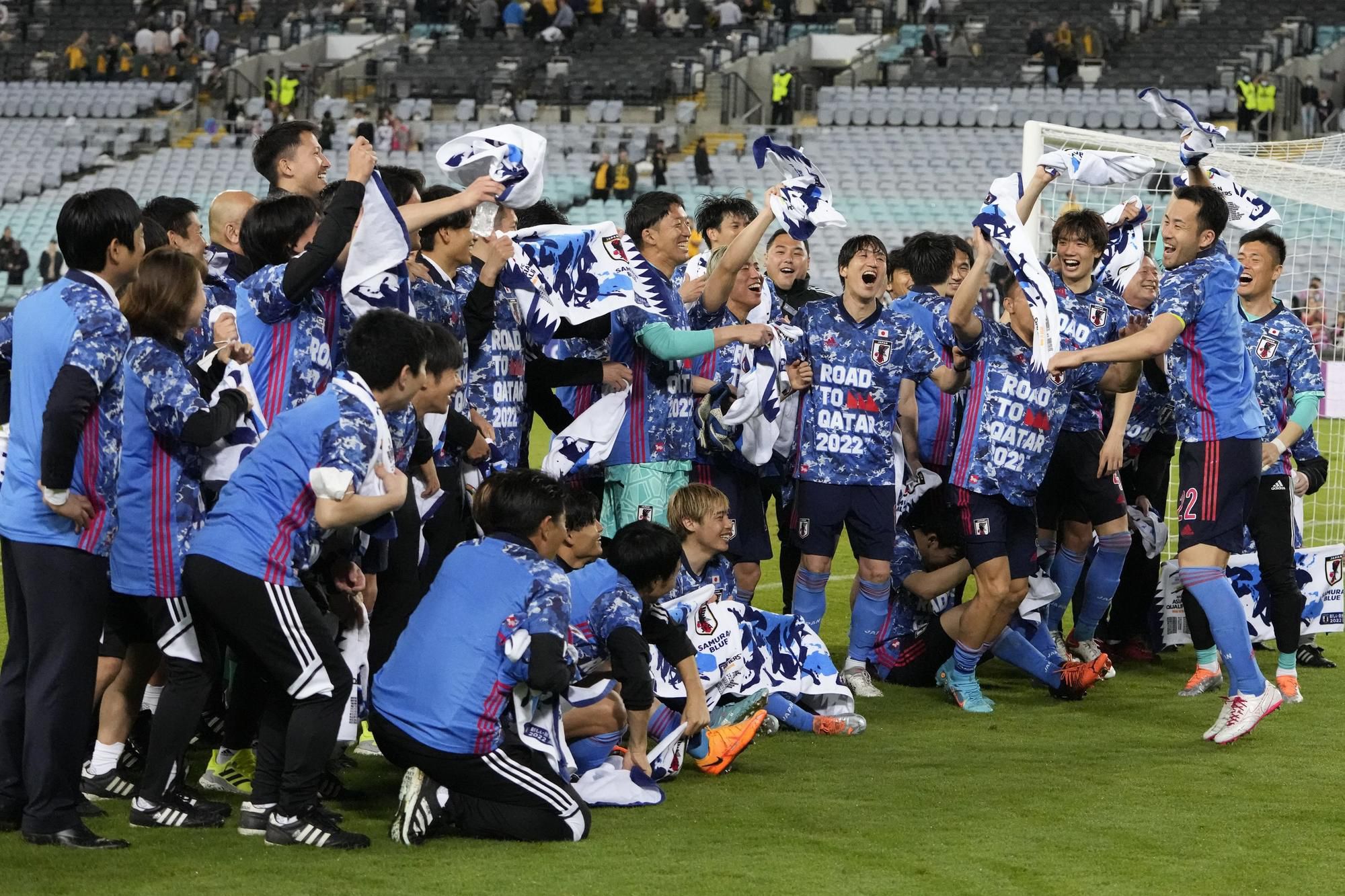 Japonskí futbalisti oslavujú postup na MS 2022 v Katare