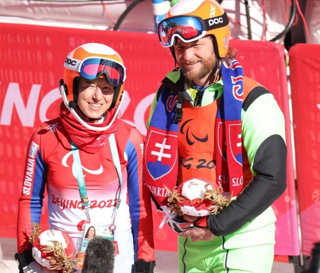 Slovenská reprezentantka v lyžovaní Henrieta Farkašová (vľavo) sa teší zo zisku zlatej medaily v kombinácii zrakovo postihnutých žien na zimných paralympijských hrách v Pekingu