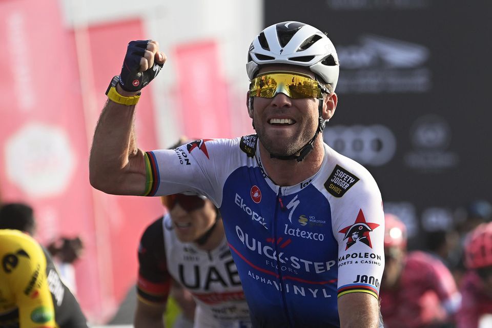 Mark Cavendish oslavuje víťazstvo v etape na UAE Tour.