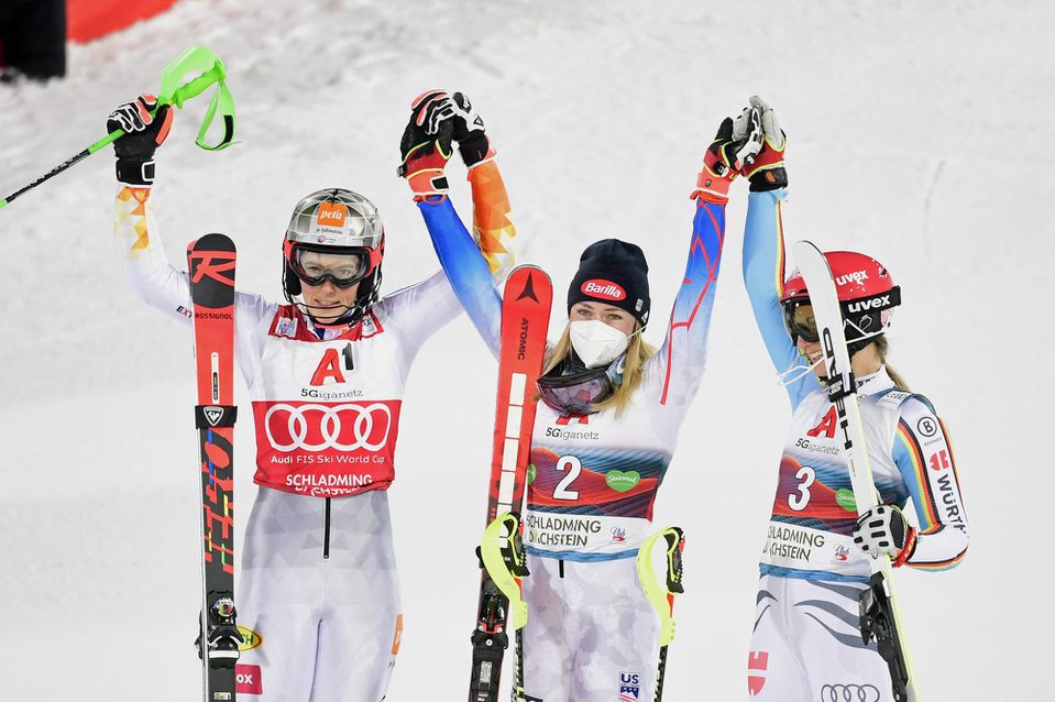 Slovenská lyžiarka Petra Vlhová (vľavo) obsadila 2. miesto v slalome žien Svetového pohára v alpskom lyžovaní v rakúskom Schladmingu 11. januára 2022.