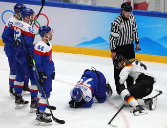 ZOH 2022: Nechutný faul na Libora Hudáčka! Nemecký hráč ho zrazil na ľad ranou do hlavy