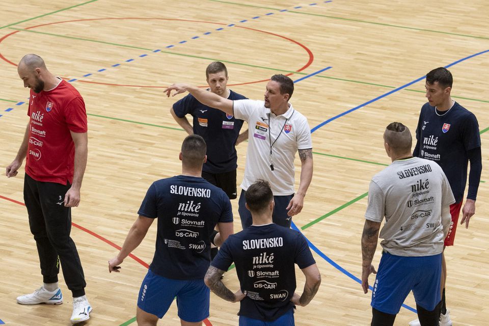 Peter Kukučka (uprostred) počas tréningu so svojimi zverencami