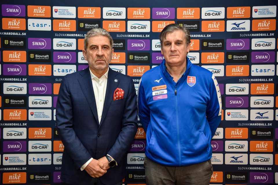 Viceprezident SZH Ernö Kelecsényi a nový tréner slovenskej hádzanárskej reprezentácie žien Jorge Dueňas