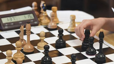 Rapid šach: Titul majstra sveta prekvapivo získal 17-ročný Uzbek, Magnus Carlsen skončil tretí