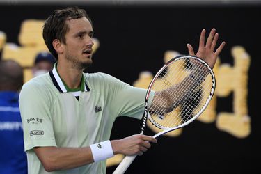 Australian Open: Medvedev s prehľadom postúpil medzi šestnástku najlepších, ďalej ide aj Tsitsipas