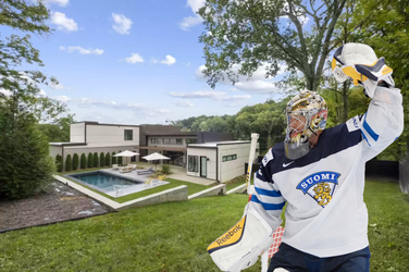 Bývala hviezda NHL predáva za 5 miliónov svoju luxusnú vilu. Do garáže sa vojde 9 áut