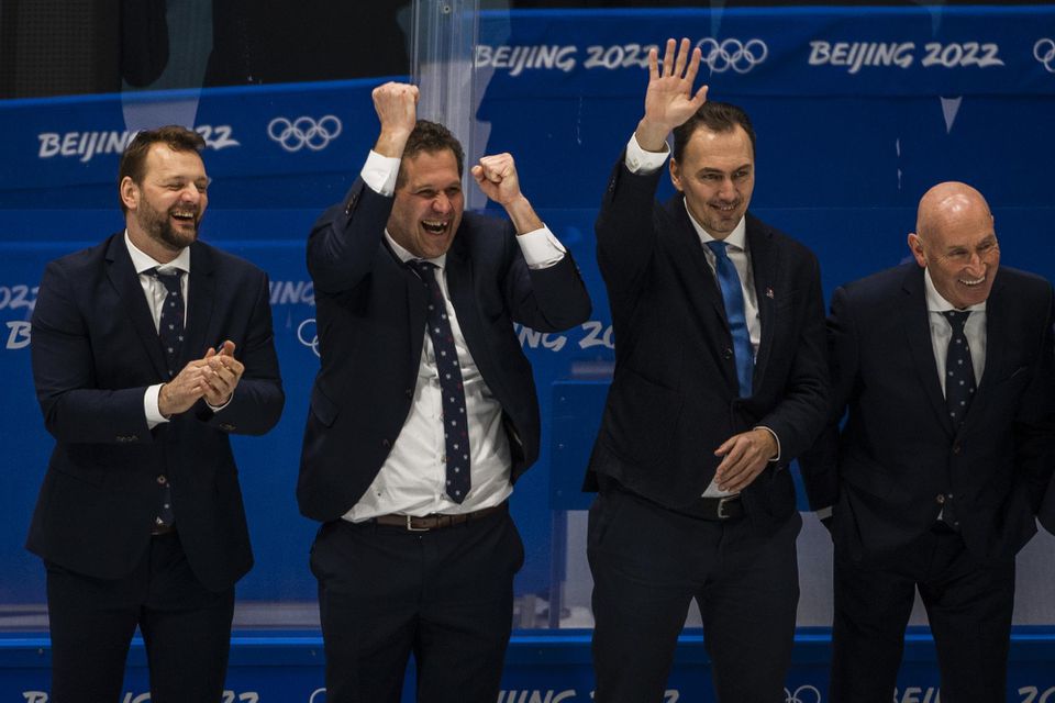 Zľava Andrej Podkonický, Ján Lašák, Miroslav Šatan a Craig Ramsay oslavujú zisk bronzovej medaily