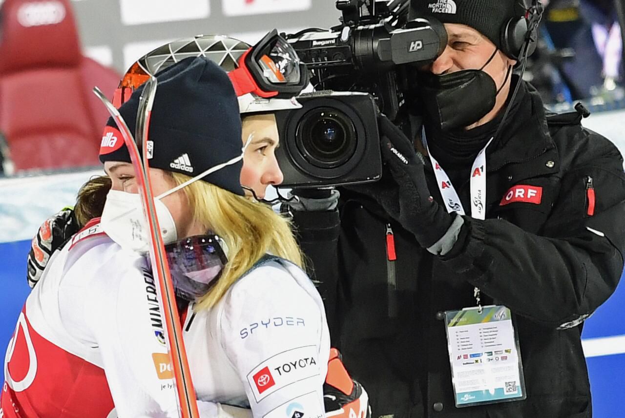 Petra Vlhová a Mikaela Shiffrinová v cieli v rakúskom Schladmingu.